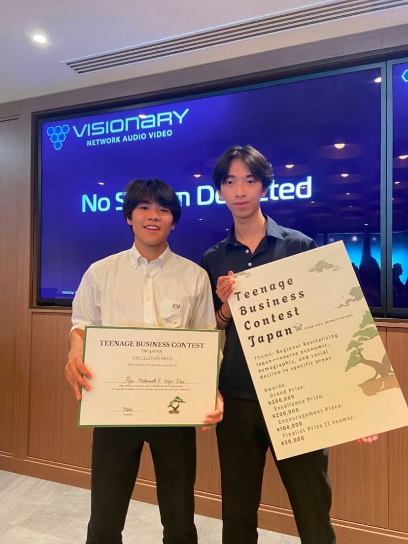 Teenage Business Contest Japanの優秀賞の賞状とポスターを手にしたBlescのメンバー2人